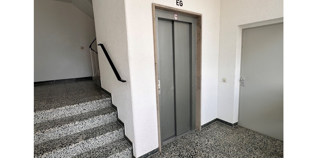 Treppenhaus mit Aufzug
