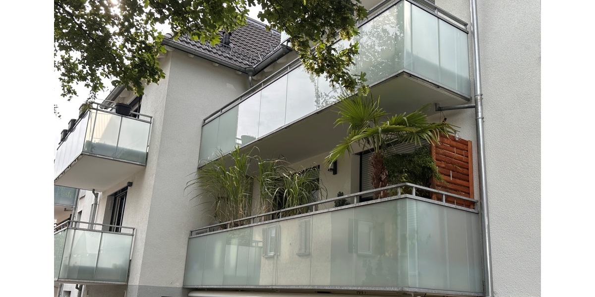 Hausansicht mit Balkon