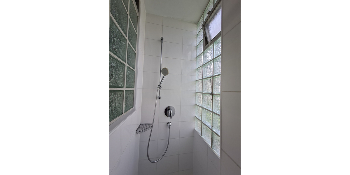 1. OG links Dusche