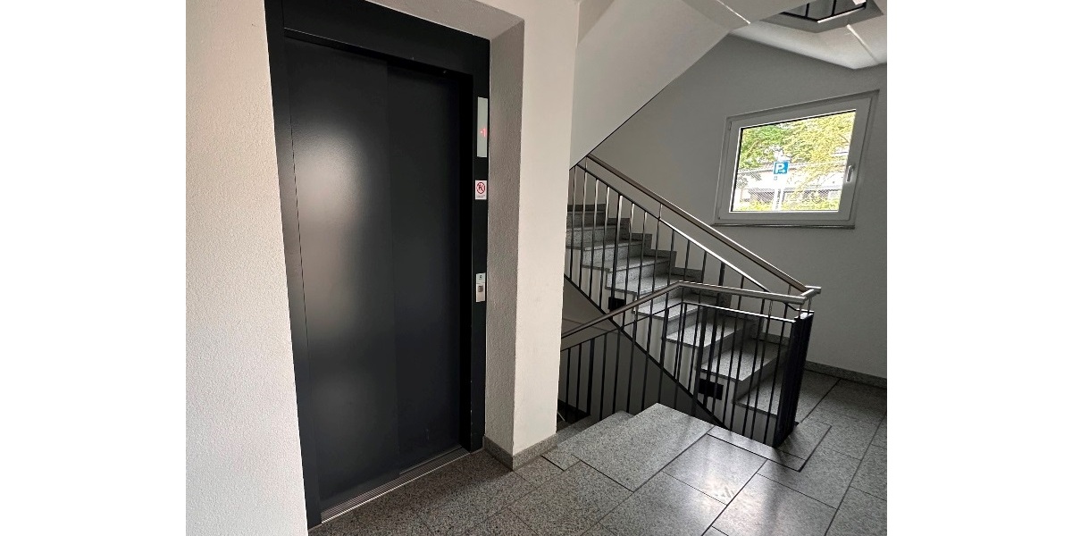 Aufzug mit Treppenhaus
